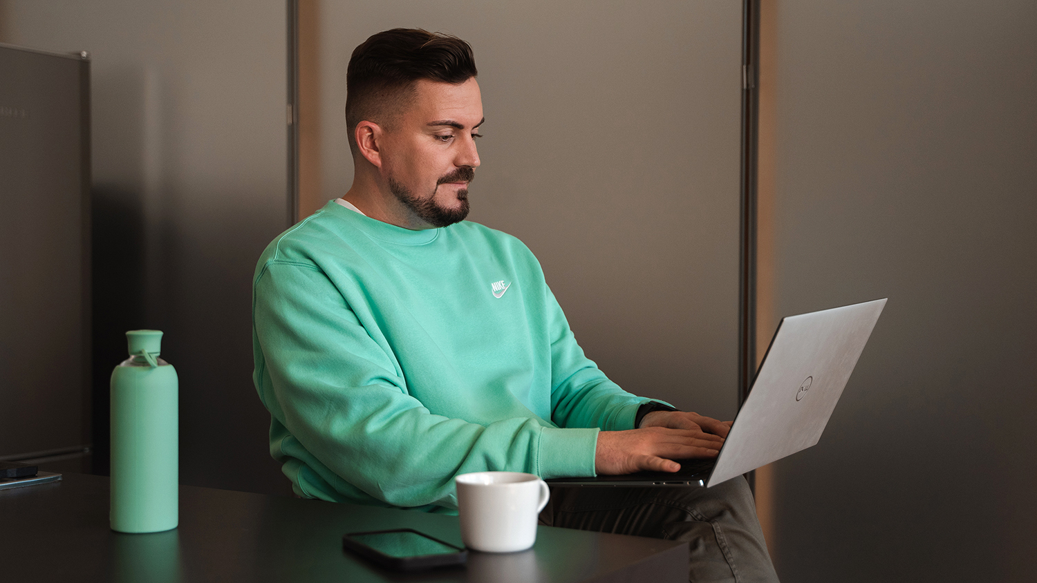 The most important facts about returning to work after parental leave Young father works on laptop when returning to work after parental leave