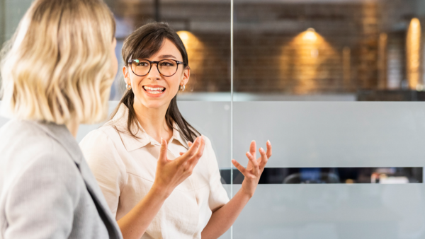 Mitarbeiterinnen im Gespräch - Karriere OVB Köln Jobs Compliance Mitarbeiterinnen im Gespräch - Karriere OVB Köln Jobs Compliance