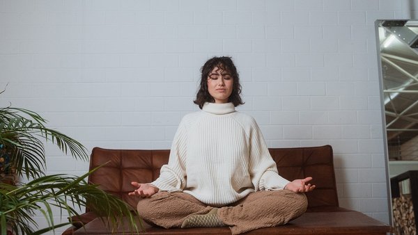 Good habits: How to use and implement productive routines Woman sits on the couch relaxed using good routines