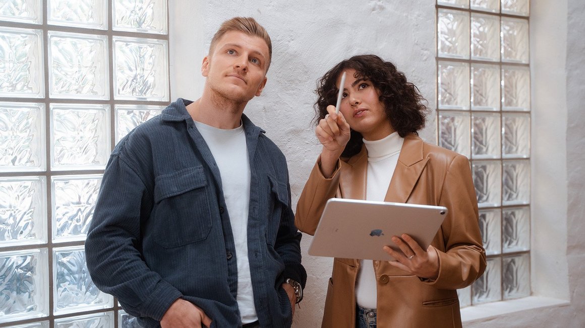 Welche modernen Führungsstile gibt es? Weibliche moderne Führungskraft im Gespräch mit einem Mitarbeiter