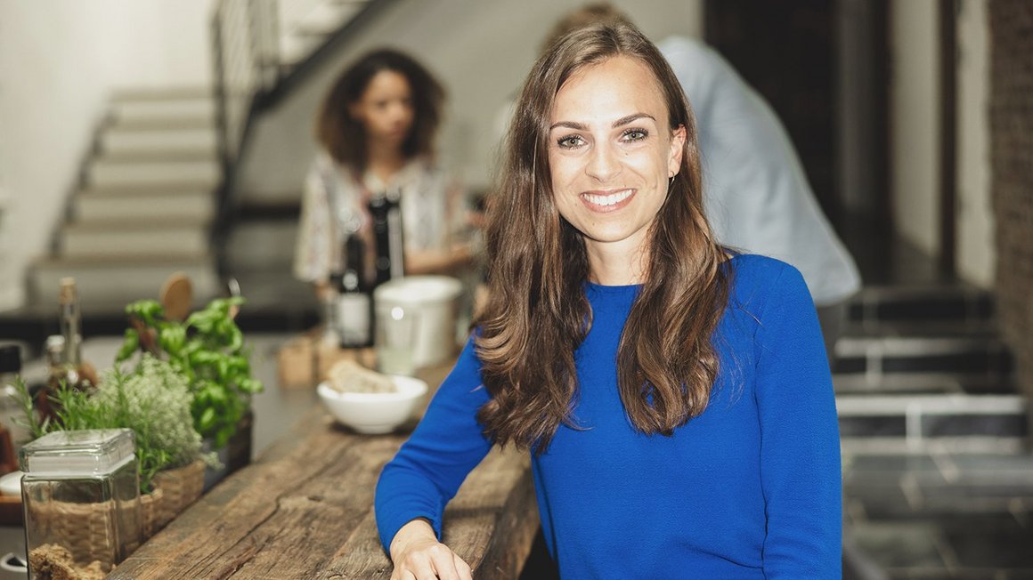 Die richtige Mittagsroutine Frau sitzt lachend im Restaurant zur Mittagsroutine