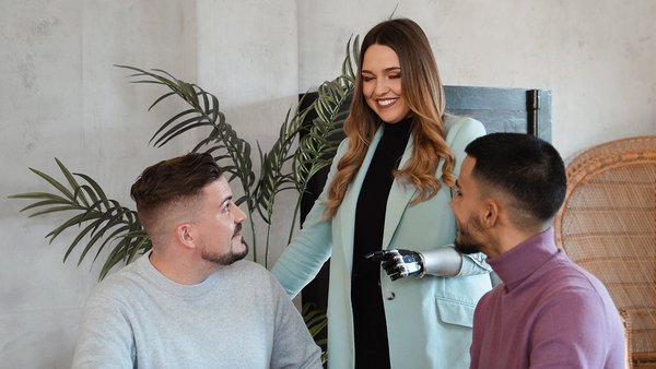 Open exchange in a culture of trust Three employees chat and build trust in the team