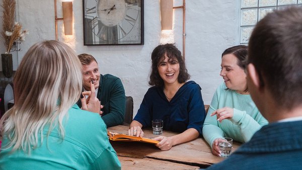 Work Trends: Die Top 5 Trends der Arbeitswelt 2025 Team sitzt lachend im Meeting zusammen