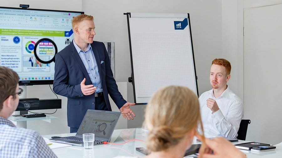 Manuel Löbach und sein Team in einem Meeting