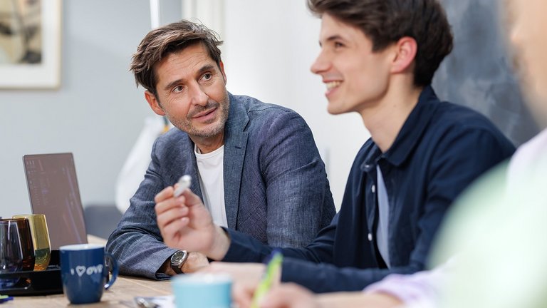 Zwei Männer im Gespräch