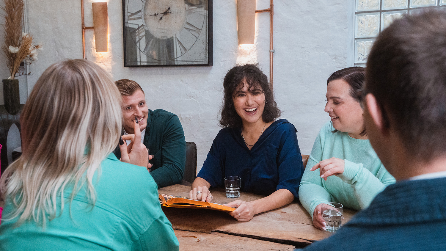 Work Trends: Die Top 5 Trends der Arbeitswelt 2025 Team sitzt lachend im Meeting zusammen