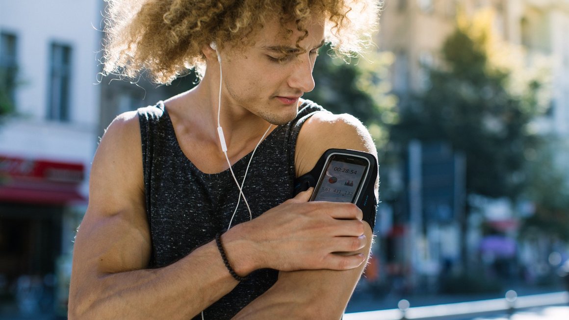 Mann mit Fitnesstracker